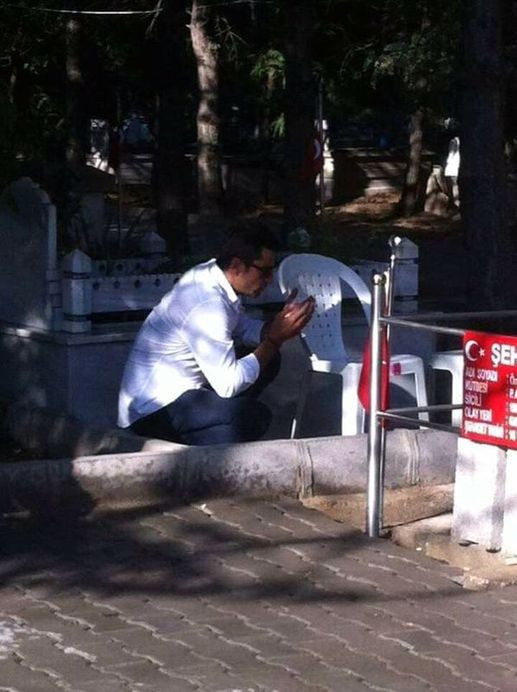 İmirzalıoğlu Ömer Halisdemir'in mezarında - Resim: 3