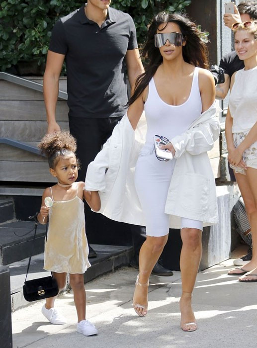 Kim Kardashian bu sefer abartınca takipçilerinden tepki geldi! - Resim: 1