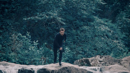 Ünlü sanatçı 15 metrelik kayalıklardan aşağıya atladı! - Resim: 2