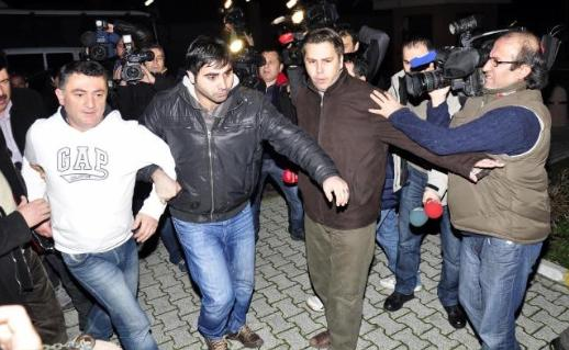 Ayhan Çarkın 'o mezarları' gösteriyor  - Resim: 3