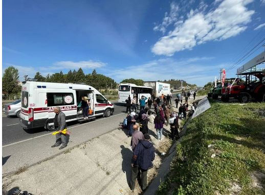 Muğla'da midibüs, kamyona çarptı! Durumu ağır olanlar var - Resim: 0