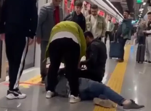 İstanbul'da metrodaki Türk bayraklarını söktü tutuklandı - Resim: 0