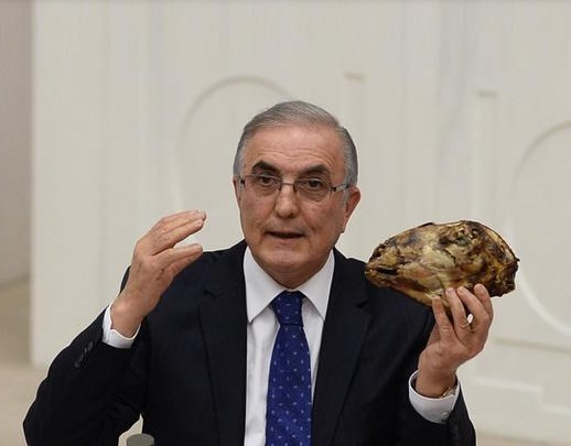 Meclis kürsüsüne pişmiş kelle ile çıktı! - Resim: 1