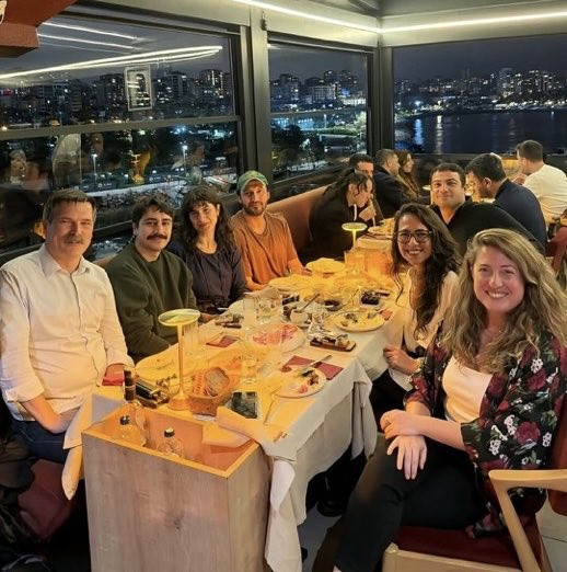 Şamil Tayyar ile Sera Kadıgil birbirine girdi: Rakı sofrasının gülü - Resim: 0