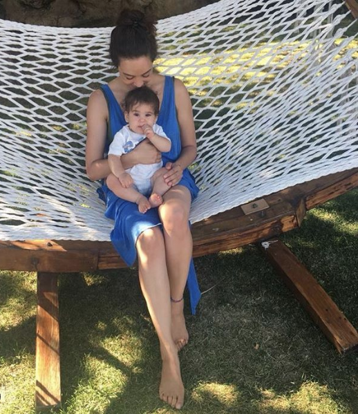 Azra Akın bebeği Demir'in ilk adımlarını paylaştı Keşan'lı Atakan Koru ile evli - Resim: 4