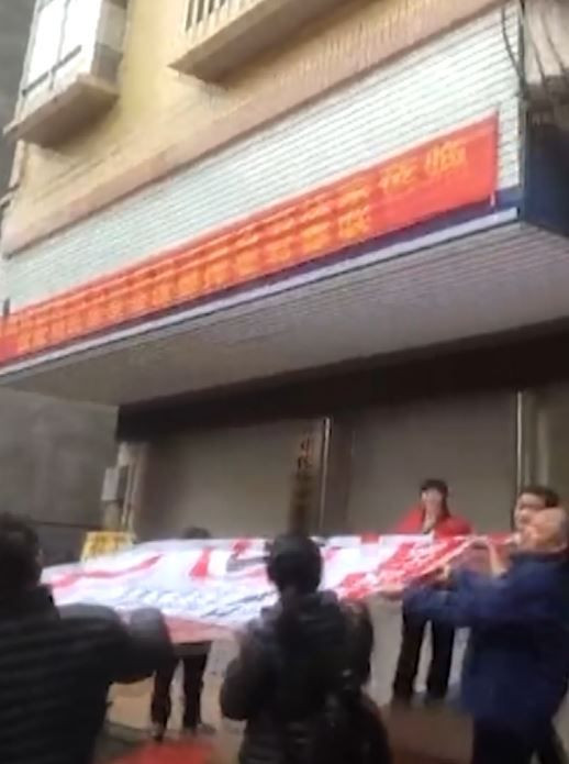 Yürekler ağza geldi bebek balkondan dışarıya böyle sarktı - Resim: 3