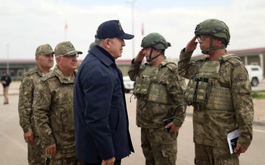 Bakan Hulusi Akar sınırın sıfır noktasında! "Herhangi bir kaçak geçişe asla müsaade etmeyiz" - Resim: 0