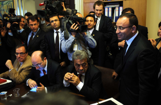 Vekiller sıkışınca yine kapıştılar - Resim: 2