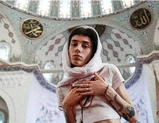 Kocatepe Camisi'nde uygunsuz kıyafetlerle çekim yapanlar adliyeye sevk edildi - Resim: 1