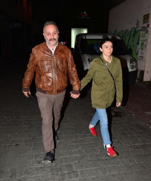  Hazar Ergüçlü kendisini eleştiren takipçisine fena ayar verdi! - Resim: 4