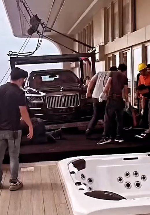 Çinli milyarder lüks arabasını 44. kattaki evine taşıttı - Resim: 2