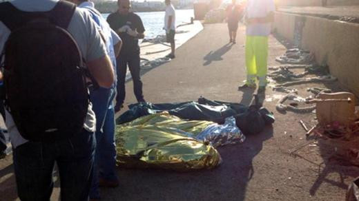 İtalya açıklarında göçmen teknesi battı - Resim: 3