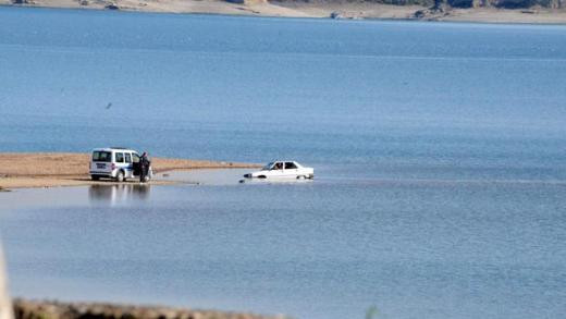 Otomobille gezinti yapan çift gölde mahsur kaldı - Resim: 1