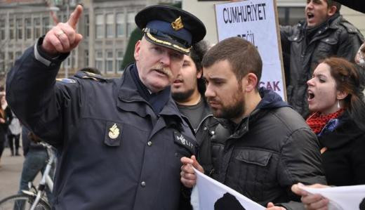 Erdoğan'ın konvoyuna şişe fırlatmışlar - Resim: 3