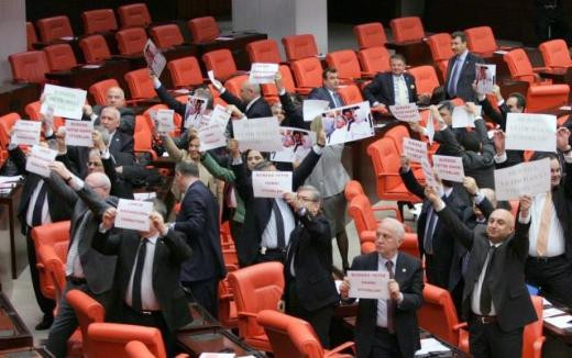 Meclis'te pankart açtılar - Resim: 1