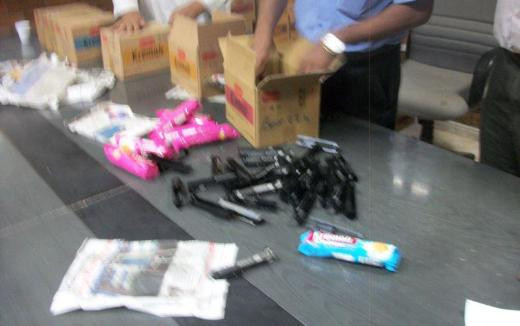 Bisküvi kolilerinden Türk silahları çıktı - Resim: 1