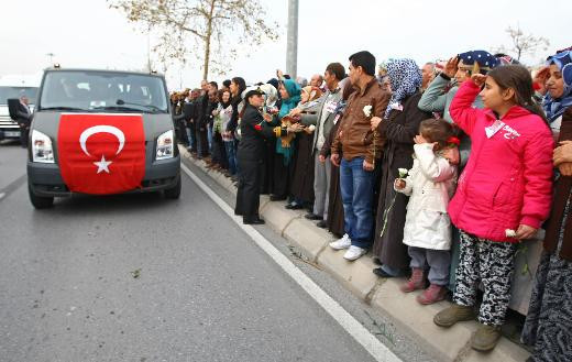 Esranur babasının tabutunu böyle çekti - Resim: 3