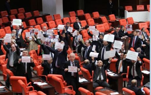 Meclis'te pankart açtılar - Resim: 3