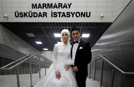 Gelin Marmaray'a binmiş... - Resim: 1