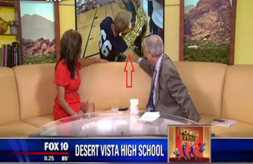 Canlı yayında mikrofonu bakın nereye düşürdü!