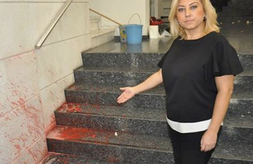 Yeni Asır gazetesine yumurtalı ve boyalı saldırı