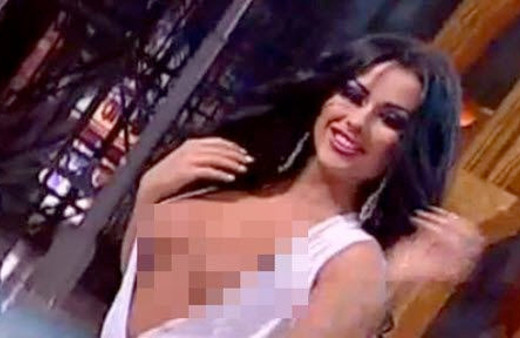 Ünlü model iç çamaşırsız podyuma çıkınca...