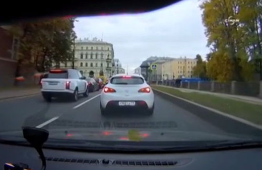 Tartıştığı yayayı kanala attı