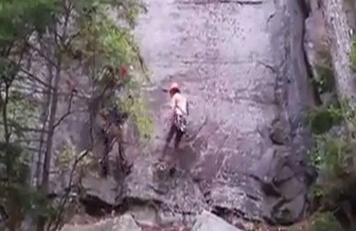 Dağcı tırmandığı kayadan düştü