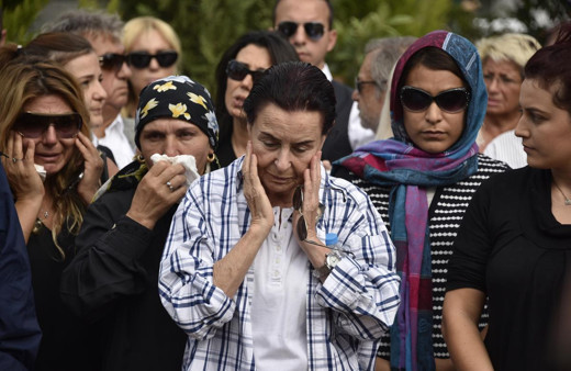 Memduh Ün toprağa verildi Fatma Girik yıkıldı