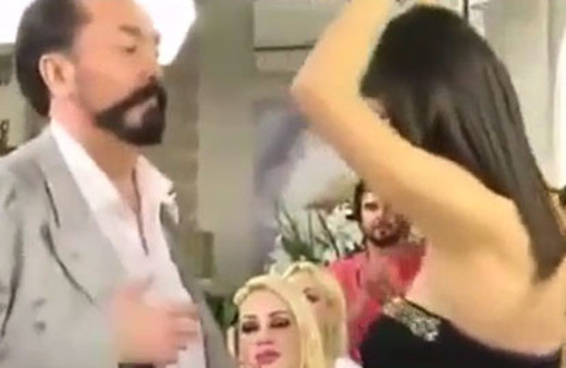 Adnan Oktar'ı kendinden geçiren Sırp kedicik! 