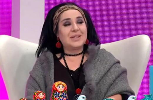 Nur Yerlitaş yarışmacılara kolye dağıttı