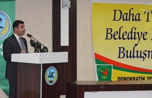 Demirtaş'ın yanına ilginç pankart!