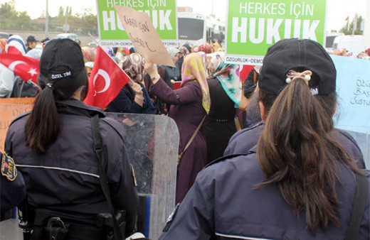 İpek Medya binası karıştı polis kapıyı kırdı girdi