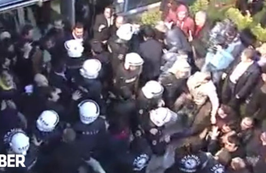 Polis İpek Medya binasına zorla girdi