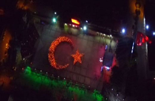 Ay yıldızlı bayrak 1923 kişi ile parladı