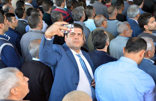 Şehit cenazesinde selfie çeken MHP'li bakın kim çıktı!