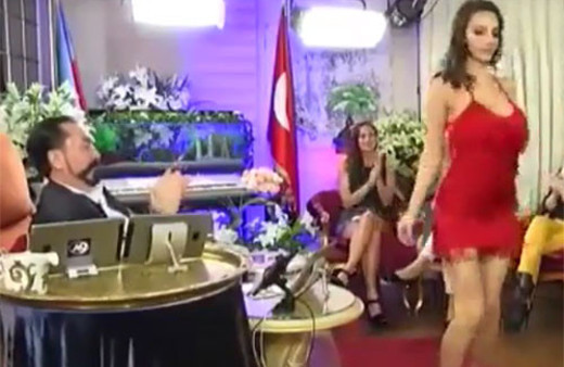 Adnan Oktar'ın kediciğinden büyüleyen dans