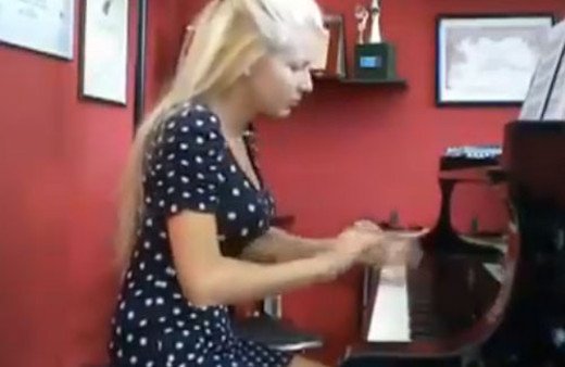 Sarışın kızdan şaşırtan piyano performansı