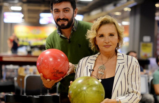 Nazlı Ilıcak bowling oynamaya çalışırsa...