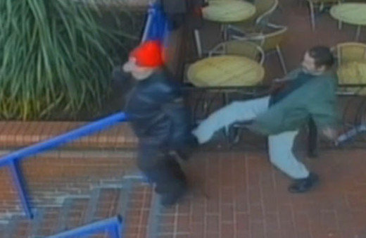 Engelliyi tekmeleye tekmeleye yuvarladı! İnanılmaz anlar