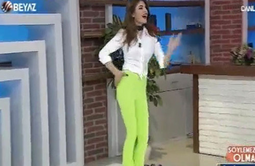 Sunucudan canlı yayında kolbastı şov !