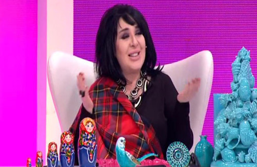 Nur Yerlitaş'tan kızların kavgasına şarkılı gönderme