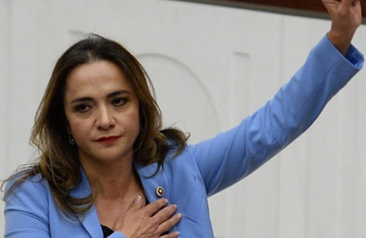 CHP'li Gamze İlgezdi'den sol yumruklu mesaj!