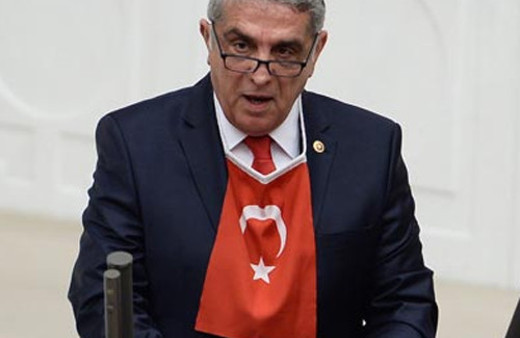 AK Partili milletvekilinden bayraklı yemin!