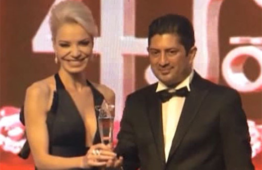 İlk ödülünü kendi sunduğu törende aldı