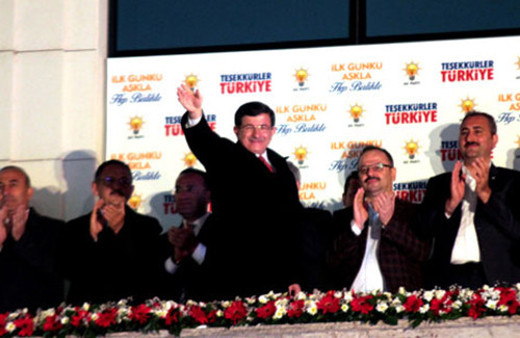 Davutoğlu'ndan balkonda zafer konuşması