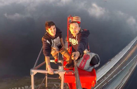 İki çılgın genç 3. köprüye gizlice tırmandı ve...