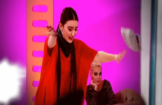 Ayşegül ve Emel arasında kriz çıktı! Emel çanta fırlattı