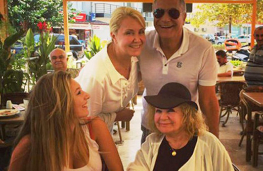 Eski karı koca reklam için bir arada