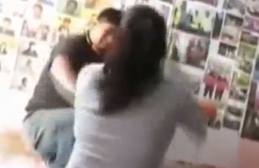 Kocasını aldatırken yakalayan kadın çıldırdı